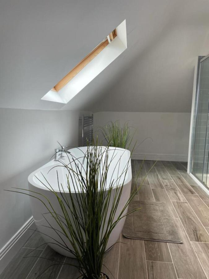 Captivating 1-Bed Apartment In Cloyne Cork Bagian luar foto